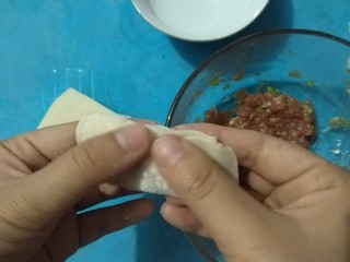 7、家庭版自制锅贴,先将中间捏紧，可以打几个折子。