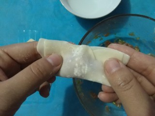 8、家庭版自制锅贴,再把两头捏紧。