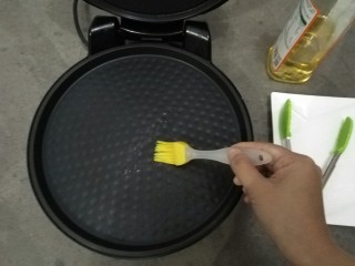 10、家庭版自制锅贴,倒入1勺油，在饼饼中抹匀。