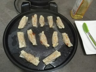 13、家庭版自制锅贴,水量像这样可以平铺底部，盖上盖子继续煎制大概6分钟左右。