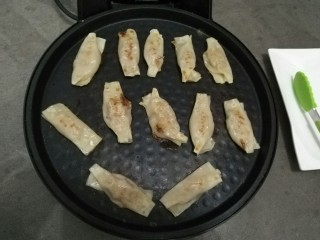 14、家庭版自制锅贴,底部带微微焦边即可出锅。