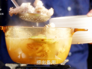 7、酱香羊蝎子-美颜补钙身体棒,将羊脊骨捞出沥干水分