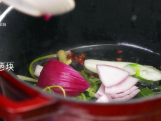 12、酱香羊蝎子-美颜补钙身体棒,洋葱块翻炒出香