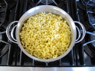 1、芝士通心粉,烤箱预热到220度，把一大壶盐水烧开。倒入弯管通心粉。煮至刚软（不要煮过头了）。捞出放入冷水泡着。