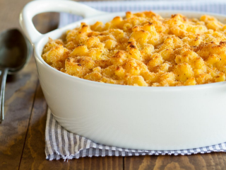 5、芝士通心粉,芝士通心粉倒入烤盘，铺成均匀的一层。