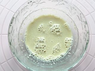 2、红肠鸡肉披萨,酵母粉加温水化开，静置5分钟。