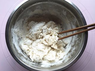 3、红肠鸡肉披萨,倒入面粉中，搅拌成棉絮状。
