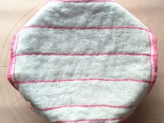 5、红肠鸡肉披萨,盖上干净的湿布，发酵20分钟。