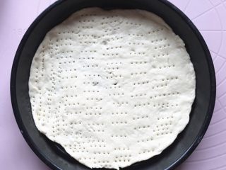 8、红肠鸡肉披萨,发酵好的面包，擀成8寸披萨盘大小，饼底用叉子扎一些小眼。