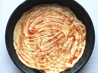 9、红肠鸡肉披萨,抹上一层番茄沙司。