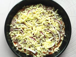 11、红肠鸡肉披萨,最上面撒一层马苏里拉奶酪。