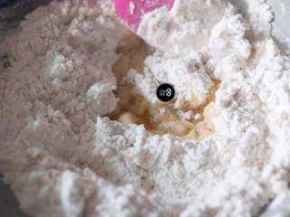 2、没有烤箱照样做出香浓芝士风味薄底披萨,将黄油完全融化，混入面粉中增加饼底的奶香味。