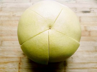 1、柚皮糖,柚子皮洗净备用