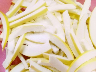 4、柚皮糖,撒上盐抓匀，静置10分钟冲洗干净