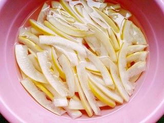 5、柚皮糖,用清水浸泡24小时，每隔5小时换一次水