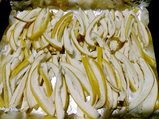 7、柚皮糖,晾凉沥出水份后晒干或风干(这几天下雨，我是用烤箱烘烤干的)