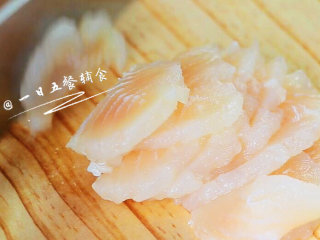 2、龙利鱼蔬菜饼 宝宝辅食,西兰花,香菇,鲜百合,将龙利鱼切小丁,挤几滴柠檬汁腌制一下去去鱼的腥味。