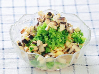 4、龙利鱼蔬菜饼 宝宝辅食,西兰花,香菇,鲜百合,焯完水放冷水里降降温,一是让西兰花保持翠绿的颜色,二是马上切的时候不烫手。香菇、西兰花切碎。细碎程度由宝宝多大、咀嚼能力怎么样决定。