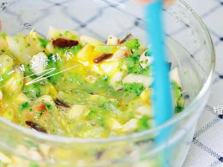 5、龙利鱼蔬菜饼 宝宝辅食,西兰花,香菇,鲜百合,往鱼和蔬菜里打一个鸡蛋,搅拌均匀。