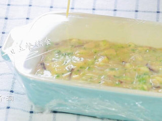 8、龙利鱼蔬菜饼 宝宝辅食,西兰花,香菇,鲜百合,倒入蔬菜鱼糊,盖上保鲜膜,扎几个洞,上锅蒸20分钟。