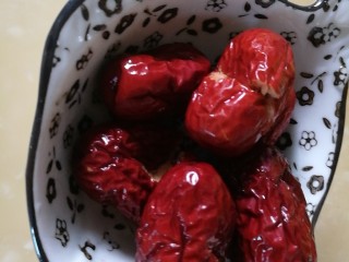 2、夏季茶饮，红枣姜茶之加减,红枣洗净掰开，煮的时候能更好的将枣皮中的有效物质析出