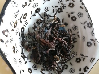 7、夏季茶饮，红枣姜茶之加减,体质实热者舌红舌苔黄，不宜喝姜枣茶。体质内热舌尖红舌上少苔者，平时易上火口腔溃疡，可以加些新白茶来调和寒热