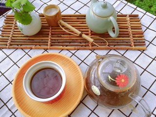 13、夏季茶饮，红枣姜茶之加减,久煮的姜枣茶，去除了姜的大部分辛辣味，喝一口，枣香甜、姜辛香、绿茶清香，就是这样简简单单的时令食材，滋养呵护我们的机体健康