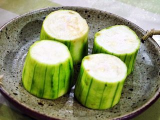 1、懒人菜谱---丝瓜酿肉,丝瓜去皮、切成两厘米的段