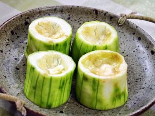 2、懒人菜谱---丝瓜酿肉,丝瓜段上部掏空