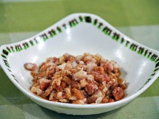 3、懒人菜谱---丝瓜酿肉,肉糜加胡椒粉、生抽调味