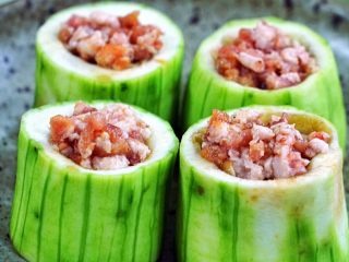 5、懒人菜谱---丝瓜酿肉,丝瓜段内放入肉糜