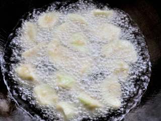 5、红烧茄子 百吃不厌的经典家常菜,锅内放油，烧热至五六成，以茄子下进去能够迅速冒泡为宜，炸茄子的时候油要稍微热点比较好，这样茄子表面的面糊才能迅速的变硬。