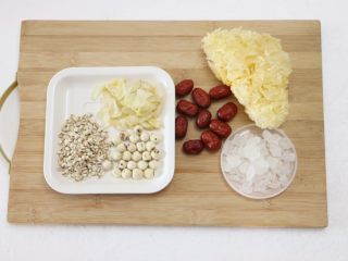 1、莲子百合银耳羹,准备所需食材