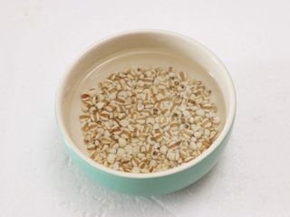 3、莲子百合银耳羹,薏米提前用清水浸泡半小时