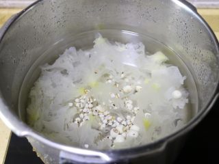 8、莲子百合银耳羹,银耳、莲子和薏米一起倒入高压锅中，加入足量清水