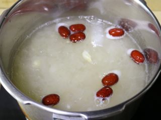 12、莲子百合银耳羹,开着锅盖，继续煮15分钟左右即可