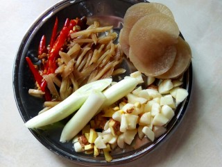 2、#中秋家宴集#    川香砂锅煨泥鳅,姜蒜切粒，大葱切段，泡姜、泡海椒切丝，泡萝卜切片。