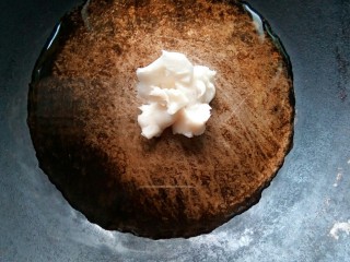 3、#中秋家宴集#    川香砂锅煨泥鳅,炒锅内放虾油和猪边油，炒香。