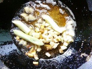 4、#中秋家宴集#    川香砂锅煨泥鳅,小火炒香葱姜蒜。