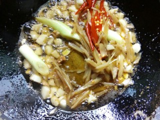 5、#中秋家宴集#    川香砂锅煨泥鳅,放入泡姜、泡海椒炒香。