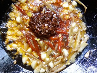 6、#中秋家宴集#    川香砂锅煨泥鳅,加郫县豆瓣酱炒香。