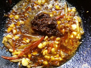 7、#中秋家宴集#    川香砂锅煨泥鳅,放辣椒酱炒香。