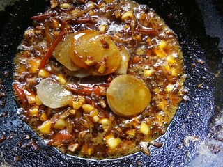 8、#中秋家宴集#    川香砂锅煨泥鳅,放入泡萝卜炒香。