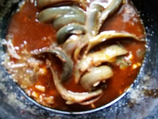 11、#中秋家宴集#    川香砂锅煨泥鳅,放入泥鳅煮。