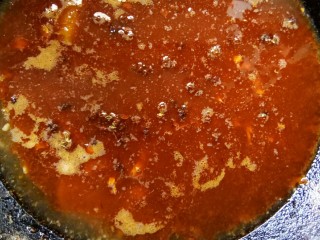 10、#中秋家宴集#    川香砂锅煨泥鳅,渗入高汤，抓一小把红花椒放入锅中煮。