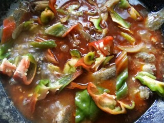 12、#中秋家宴集#    川香砂锅煨泥鳅,五分钟后，放入彩椒。