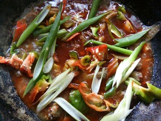 13、#中秋家宴集#    川香砂锅煨泥鳅,放入葱段。