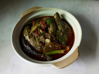 15、#中秋家宴集#    川香砂锅煨泥鳅,盛入砂锅中。