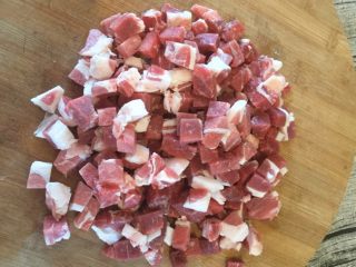 1、孜然羊腿肉,羊腿肉切小块