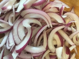2、孜然羊腿肉,洋葱切细条